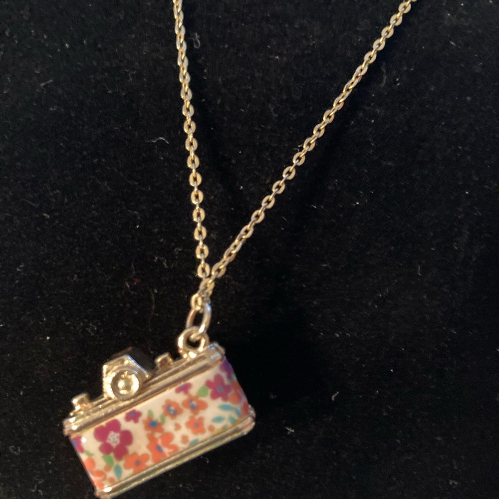 Vintage floral camera necklace - Picture 3 of 4